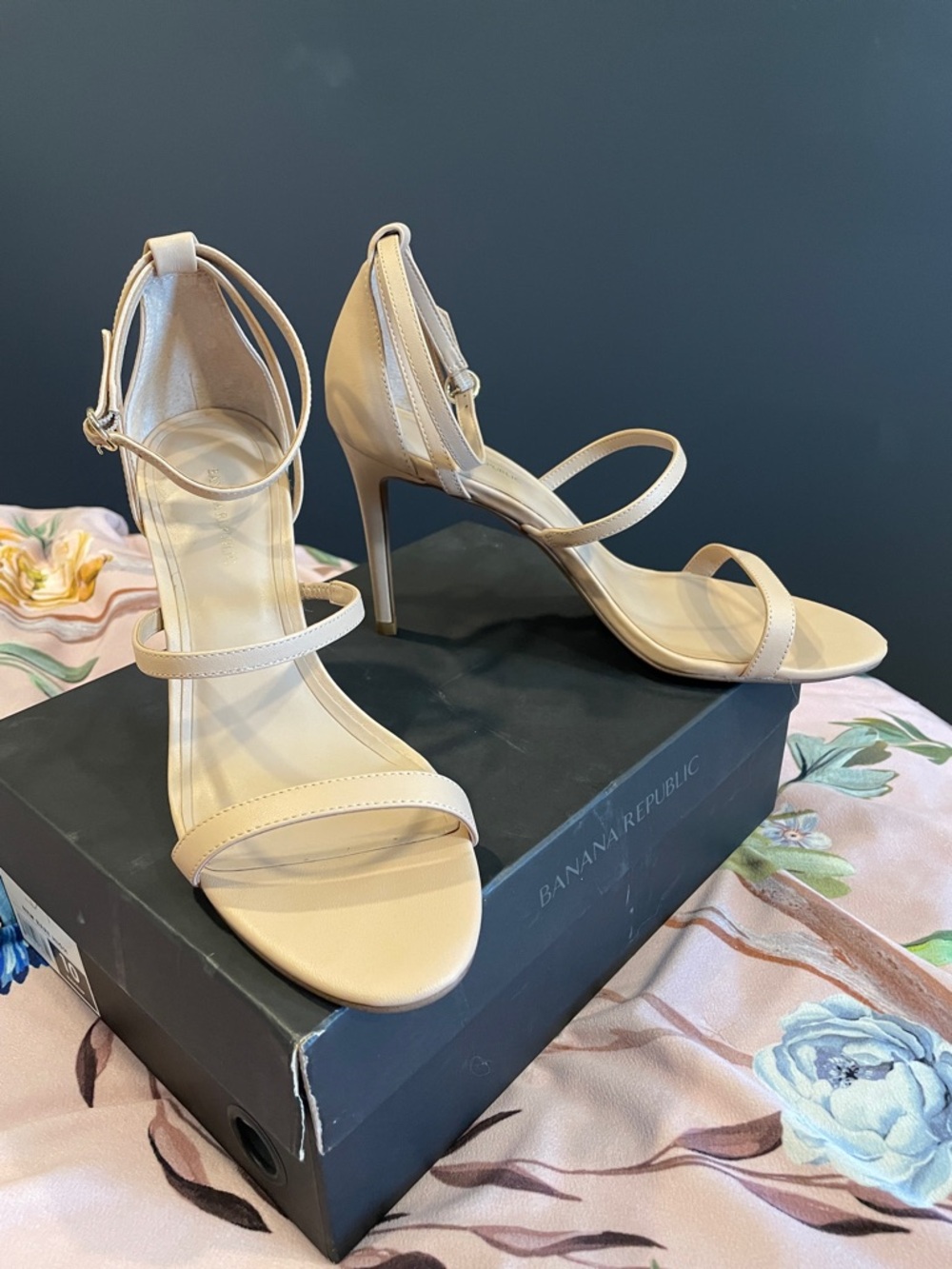 Banana Republic Bare High heel Strappy Stiletto nude size 10 good used